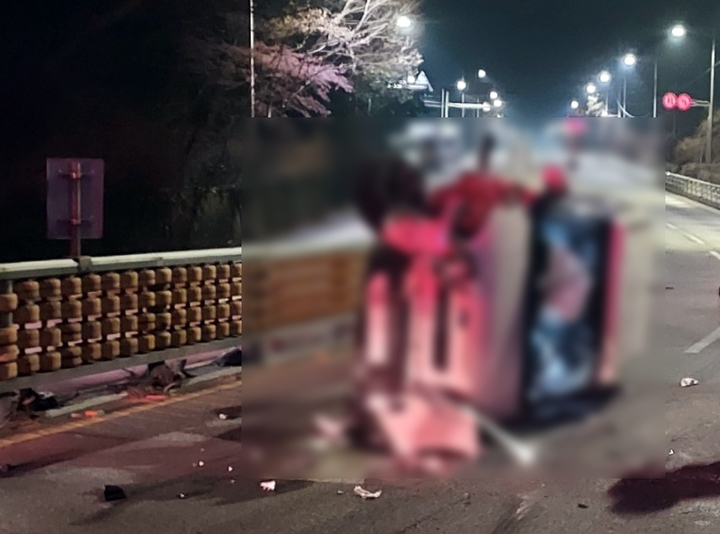 [부산=뉴시스] 26일 오전 부산 동래구 만덕1터널 인근 도로를 달리던 승용차가 가드레일을 들이받은 뒤 옆으로 넘어졌다. (사진=부산경찰청 제공) *재판매 및 DB 금지