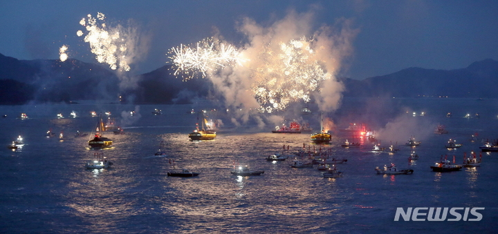 [통영=뉴시스] 신정철 기자= 경남 통영시는 매년 8월 중순 한산대첩축제를 열고 있다. 세계 4대 해전 중 가장 위대한 해전으로 꼽히는 한산대첩을 재현하는 행사를 갖고, 한산대첩을 승리로 이끈 성웅 이순신장군의 구국정신을 기리고 한산대첩 승리를 기념한다.(사진=뉴시스DB).2022.02. 26. sin@newsis.com