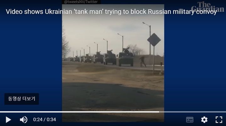 [서울=뉴시스]우크라이나의 한 남성이 러시아 군용차량의 행렬을 맨몸으로 막고 있는 모습.(사진출처: 가디언 영상 캡쳐) 2022.02.26.