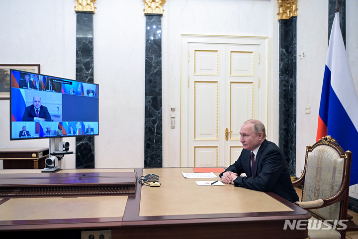 [모스크바=AP/뉴시스] 블라디미르 푸틴 러시아 대통령이 25일(현지시간) 모스크바에서 화상으로 열린 러시아 국가안보 회의를 주재하고 있다.  2022.02.26.