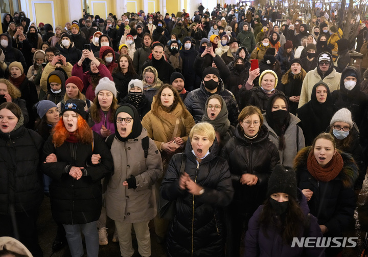 [상트페테르부르크=AP/뉴시스] 25일(현지시간) 러시아 상트페테르부르크에서 전쟁 반대 시위대가 구호를 외치고 있다. 러시아인들은 소셜미디어 등을 통해 러시아의 우크라이나 침공을 비난하며 시위를 촉구했다. 러시아 54개 도시에서 크고 작은 시위가 일어나 약 1800명이 체포됐고 그중 약 1천 명은 모스크바에서 체포됐다. 2022.02.26.