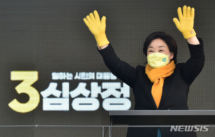 [대구=뉴시스] 이무열 기자 = 심상정 정의당 대선 후보가 26일 오전 대구 중구 동성로 광장에서 열린 유세에서 지지를 호소하고 있다. 2022.02.26. lmy@newsis.com