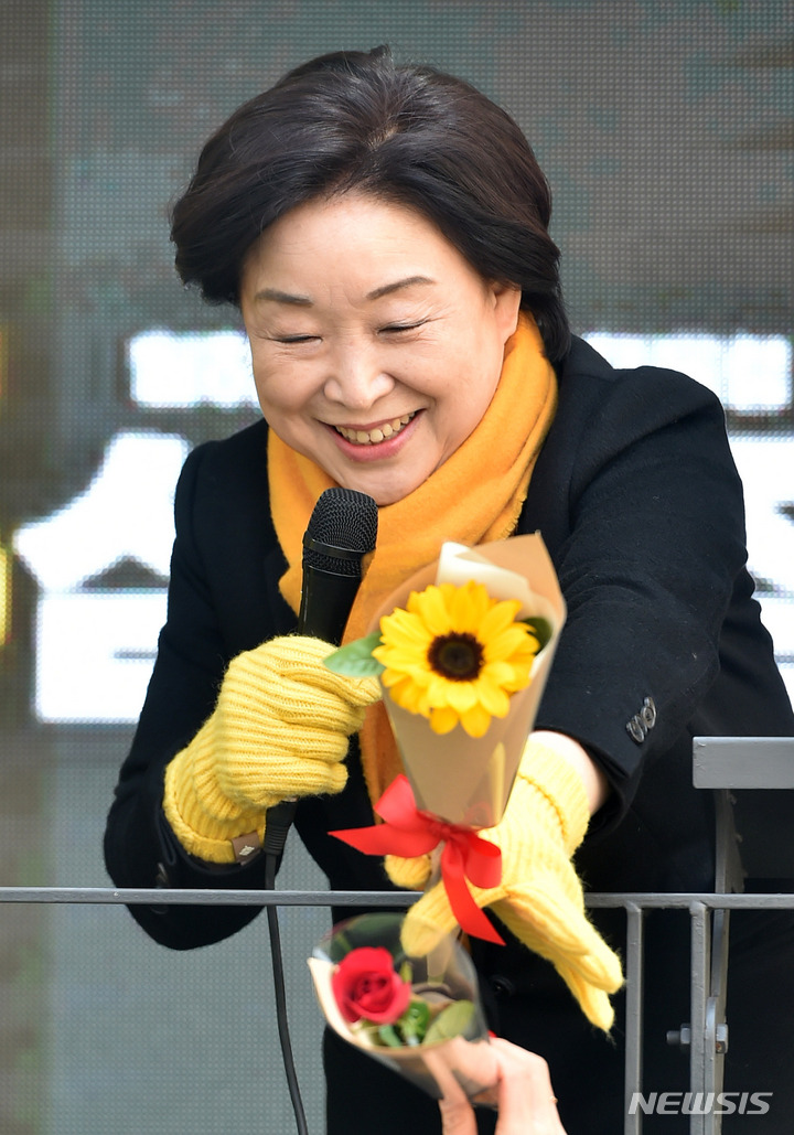 [대구=뉴시스] 이무열 기자 = 심상정 정의당 대선 후보가 26일 오전 대구 중구 동성로 광장에서 열린 유세에서 지지자로부터 꽃다발을 받고 있다. 2022.02.26. lmy@newsis.com
