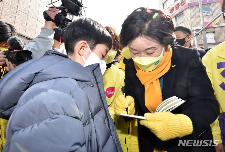 [대구=뉴시스] 이무열 기자 = 심상정 정의당 대선 후보가 26일 오전 대구 중구 동성로 광장에서 열린 유세에서 어린이에게 사인을 해주고 있다. 2022.02.26. lmy@newsis.com