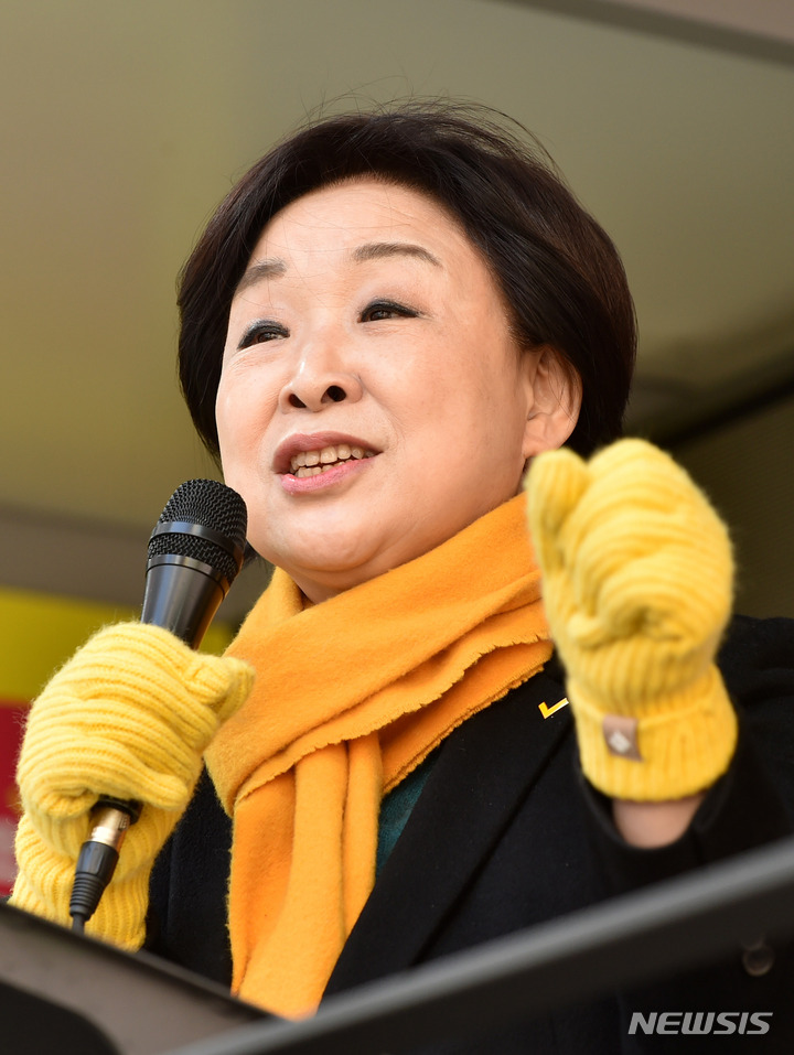 [대구=뉴시스] 이무열 기자 = 심상정 정의당 대선 후보가 26일 오전 대구 중구 동성로 광장에서 열린 유세에서 지지를 호소하고 있다. 2022.02.26. lmy@newsis.com