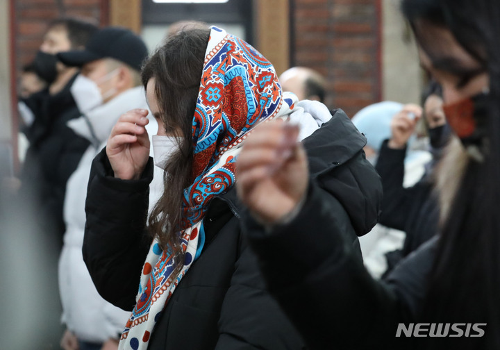 [서울=뉴시스] 조수정 기자 = 러시아가 우크라이나를 침공한 가운데 재한 우크라이나인들이 26일 서울 마포구 성 니콜라스 정교회 성당에서 공동 기도회에 참석해 기도하고 있다. 2022.02.26. chocrystal@newsis.com