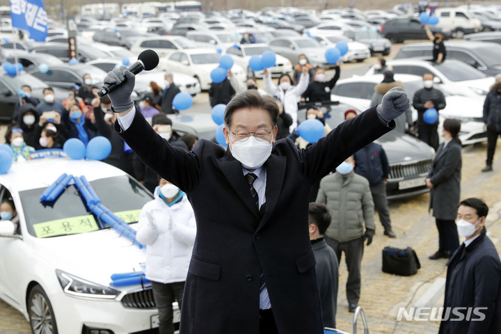 [파주=뉴시스] 최동준 기자 = 이재명 더불어민주당 대선 후보가 26일 경기 파주 문산읍 평화누리주차장에서 '평화로 드라이브 인' 유세를 열고 지지를 호소하고 있다. 2022.02.26. photocdj@newsis.com