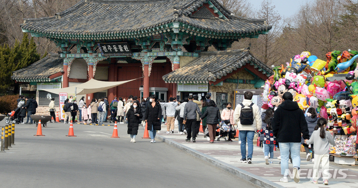 [전주=뉴시스] 김얼 기자 = 포근한 날씨가 이어진 26일 전북 전주시 전주동물원 입구가 관광객들로 북적이고 있다. 2022.02.26. pmkeul@nwsis.com