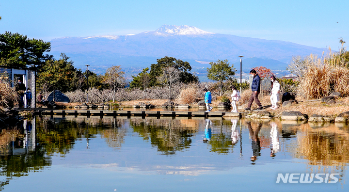[서귀포=뉴시스] 우장호 기자 = 제주 낮 최고기온이 16.2도까지 오르는 등 포근한 날씨를 보인 지난달 26일 오후 서귀포칠십리시공원을 찾은 시민들이 산책을 하며 봄기운을 만끽하고 있다. 2022.02.26. woo1223@newsis.com