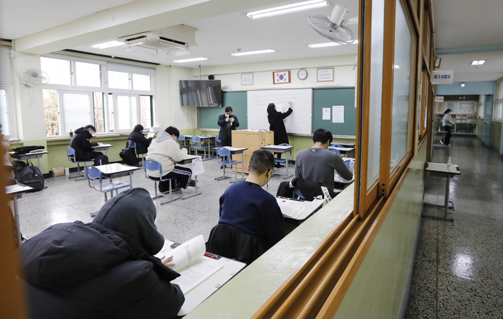 [서울=뉴시스] 조수정 기자 = 국가공무원 5급 공채 및 외교관 후보자 선발 제1차 시험이 치러진 26일 서울 강남구의 한 시험장에서 수험생들이 시험 시작을 기다리고 있다. 기사 내용과 관계 없음. (사진=인사혁신처 제공)2022.02.26. photo@newsis.com *재판매 및 DB 금지