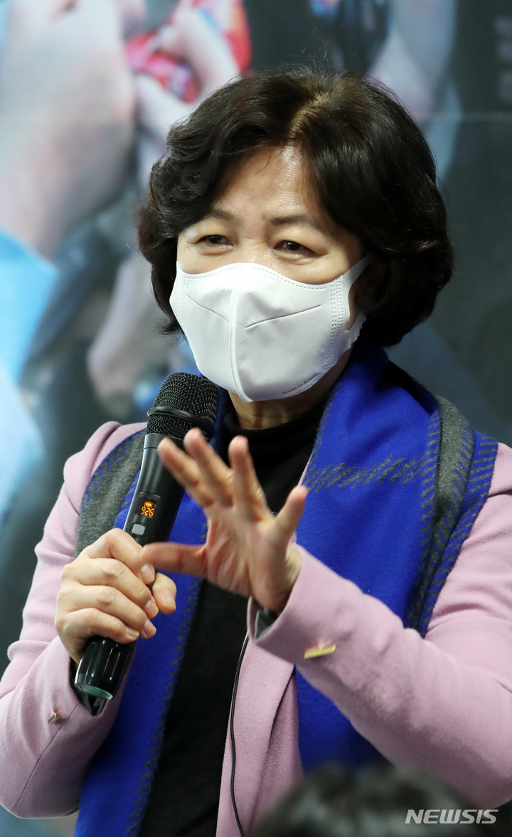 [전주=뉴시스] 김얼 기자 = 추미애 더불어민주당 명예선대위원장이 26일 전북 전주시 완산구 갤럭시빌딩에서 열린 잼잼 자원봉사자 전북본부 발대식에 참석해 인사말을 하고 있다. 2022.02.26. pmkeul@nwsis.com