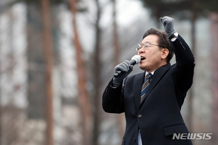 [고양=뉴시스] 국회사진기자단 = 이재명 더불어민주당 대선 후보가 26일 경기 고양 일산문화공원에서 유세를 열고 지지를 호소하고 있다. 2022.02.26. photo@newsis.com
