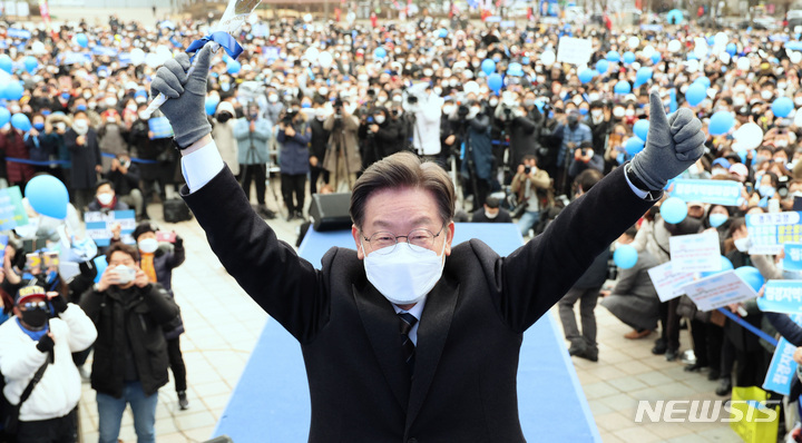 [고양=뉴시스] 국회사진기자단 = 이재명 더불어민주당 대선 후보가 26일 경기 고양 일산문화공원에서 유세를 열고 지지를 호소하고 있다. 2022.02.26. photo@newsis.com