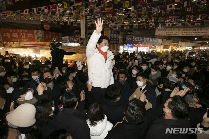 [서울=뉴시스] 국회사진기자단 = 안철수 국민의당 대선 후보와 부인 김미경 교수가 26일 서울 종로구 광장시장을 찾아 시민들을 향해 인사하고 있다. 2022.02.26. photo@newsis.com