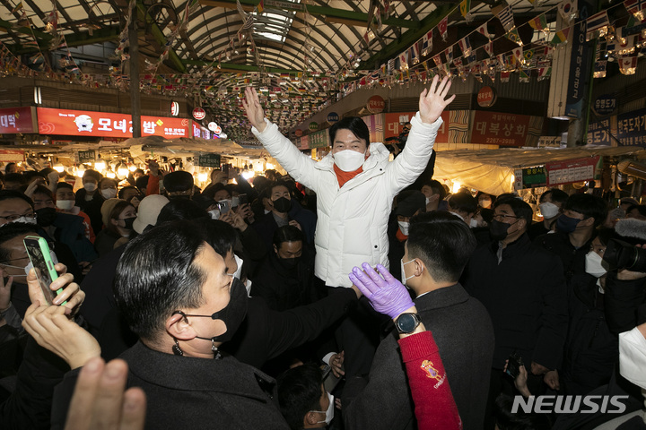 [서울=뉴시스] 국회사진기자단 = 안철수 국민의당 대선 후보와 부인 김미경 교수가 26일 서울 종로구 광장시장을 찾아 시민들을 향해 인사하고 있다. 2022.02.26. photo@newsis.com