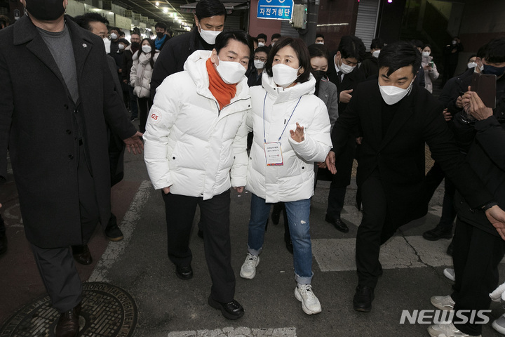 [서울=뉴시스] 국회사진기자단 = 안철수 국민의당 대선 후보와 부인 김미경 교수가 26일 서울 종로구 광장시장 방문을 마친 후 유세 현장으로 향하고 있다. 2022.02.26. photo@newsis.com