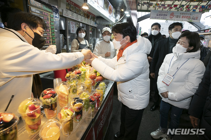 [서울=뉴시스] 국회사진기자단 = 안철수 국민의당 대선 후보와 부인 김미경 교수가 26일 서울 종로구 광장시장을 찾아 상인들과 인사하고 있다. 2022.02.26. photo@newsis.com