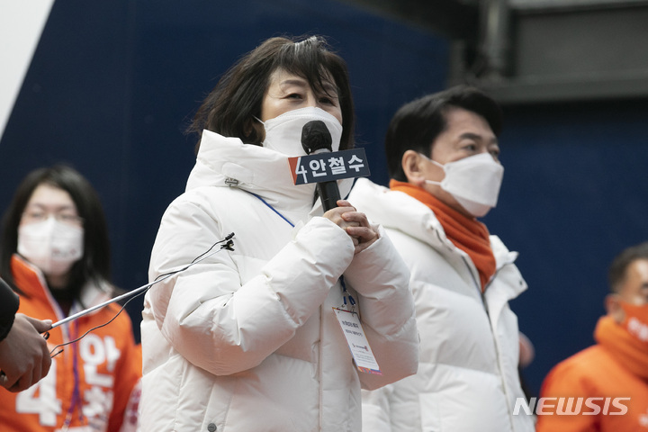 [서울=뉴시스] 국회사진기자단 = 안철수 국민의당 대선 후보 부인 김미경 교수가 26일 서울 종로구 광장시장 인근에서 시민들을 향해 남편 지지를 호소하고 있다. 2022.02.26. photo@newsis.com