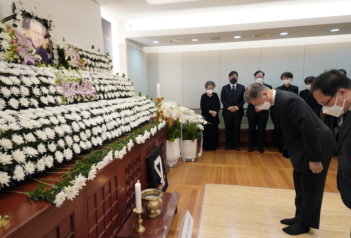 [서울=뉴시스] 문재인 대통령이 26일 오후 서울대병원 장례식장에 마련된 故 이어령 초대 문화부 장관의 빈소를 조문하고 있다. 2022.02.26. (사진=청와대 제공) photo@newsis.com