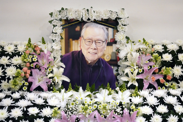 [서울=뉴시스] 문재인 대통령이 26일 오후 서울대병원 장례식장에 마련된 故 이어령 초대 문화부 장관의 빈소를 조문했다. 사진은 고 이어령 초대 문화부 장관 영정사진. 2022.02.26. (사진=청와대 제공) photo@newsis.com