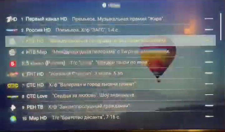 [서울=뉴시스] 국제 해커단체 '어나니머스'가 27일 러시아 국영TV를 해킹해 우크라이나 실제 상황을 방송하는 모습. (사진=어나니머스 트위터 갈무리) 2022.02.27. *재판매 및 DB 금지