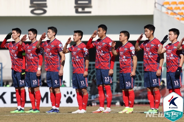 [서울=뉴시스]김천상무 선수들이 득점 후 경례 세리머니를 하고 있다. (사진=프로축구연맹 제공)