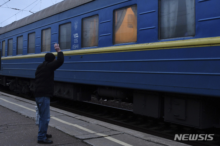 [크라마토르스크=AP/뉴시스] 2022년 2월 자료 사진으로, 우크라이나 크라마토르스크 기차역에서 한 남성이 기차를 타고 도시를 떠나는 친척을 배웅하고 있다 (사진=뉴시스)