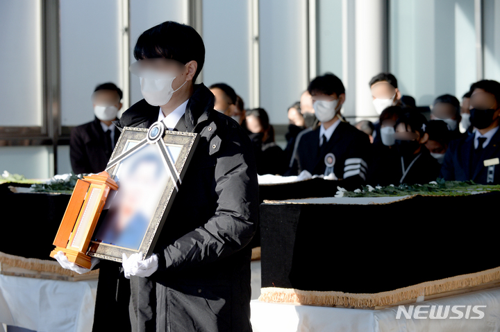 [광주=뉴시스] 김혜인 기자 = 27일 오전 광주 서구 매곡동 VIP장례식장에서 화정아이파크 붕괴 참사 희생자 4명에 대한 합동 발인식이 열리고 있다. 2022.02.27.hyein0342@newsis.com