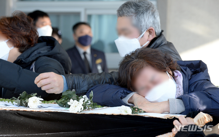 [광주=뉴시스] 김혜인 기자 = 27일 오전 광주 서구 매곡동 VIP장례식장에서 화정아이파크 붕괴 참사 희생자 4명에 대한 합동 발인식이 열리고 있다. 2022.02.27.hyein0342@newsis.com