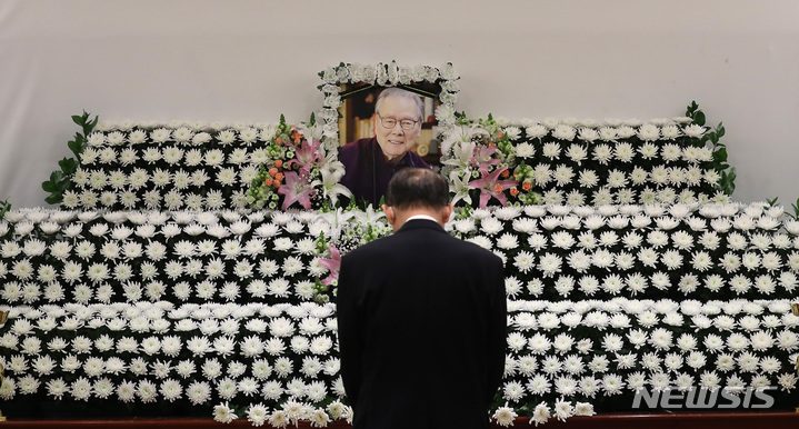 [서울=뉴시스] 이영환 기자 = 27일 오전 서울 종로구 서울대병원 장례식장에 마련된 고 이어령 초대 문화부 장관의 빈소에서 조문객들이 조문을 하고 있다. 고인의 빈소는 서울대병원 장례식장 1호실에 마련됐으며 오전 9시부터 오후 10시까지 조문객을 받는다. 발인은 3월2일 오전 8시30분이다. 2022.02.27. 20hwan@newsis.com