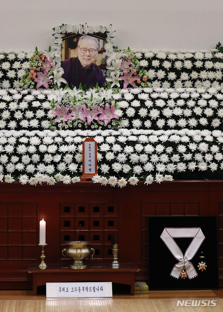 [서울=뉴시스] 이영환 기자 = 27일 오전 서울 종로구 서울대병원 장례식장에 고 이어령 초대 문화부 장관의 빈소가 마련 돼 있다. 고인의 빈소는 서울대병원 장례식장 1호실에 마련됐으며 오전 9시부터 오후 10시까지 조문객을 받는다. 발인은 3월2일 오전 8시30분이다. 2022.02.27. 20hwan@newsis.com