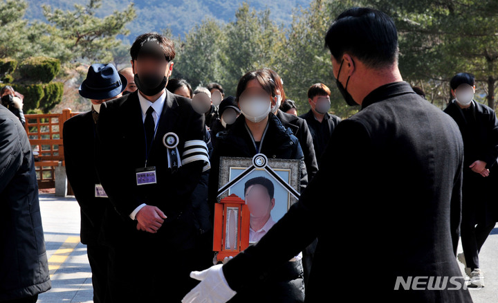 [광주=뉴시스] 이영주 기자 = 지난 2월27일 오전 광주 북구 효령동 영락공원에서 화정아이파크 붕괴사고 희생자들의 유가족이 화장을 기다리고 있다.