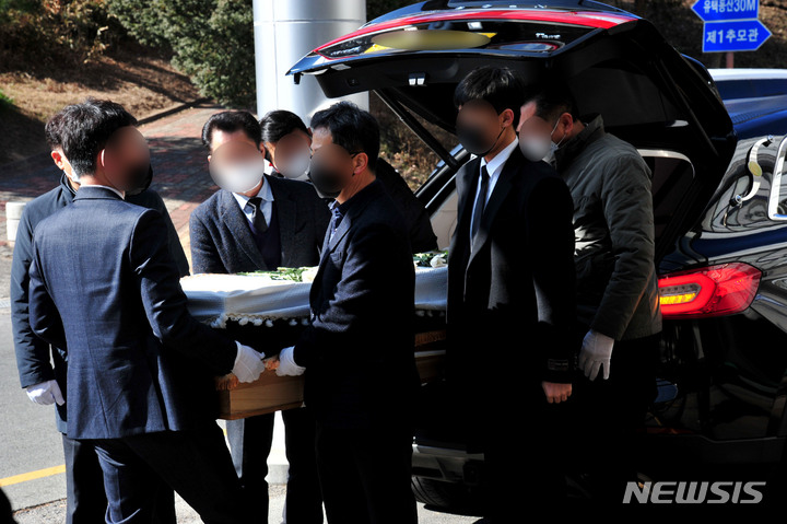 [광주=뉴시스] 이영주 기자 = 27일 오전 광주 북구 효령동 영락공원에서 화정아이파크 붕괴사고 희생자들의 관이 화장을 위해 운구 차량에서 내려지고 있다.