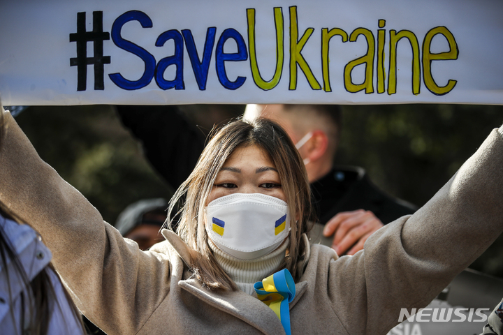 [서울=뉴시스] 정병혁 기자 = 재한 우크라이나인들이 27일 오전 서울 중구 러시아대사관 인근에서 러시아의 우크라이나 침공 규탄 시위를 열고 피켓을 들고 있다. 2022.02.27. jhope@newsis.com