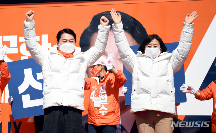 [순천=뉴시스] 류형근 기자 = 안철수 국민의당 대선후보와 부인 김미경 교수가 27일 오후 전남 순천시 아랫장 유세차량에서 지지를 호소하고 있다. 2022.02.27. hgryu77@newsis.com