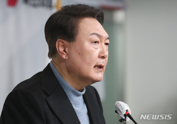 [서울=뉴시스] 최진석 기자 = 윤석열 국민의힘 대선 후보가 27일 서울 여의도 중앙당사에서 안철수 국민의당 대선 후보와의 단일화 관련 기자회견을 하고 있다. 2022.02.27. myjs@newsis.com