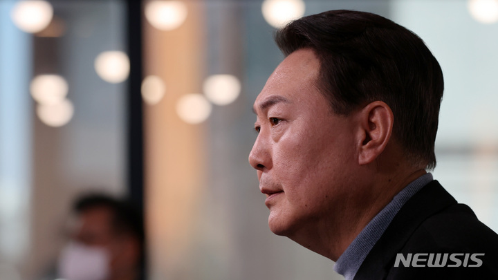 [서울=뉴시스] 최진석 기자 = 윤석열 국민의힘 대선 후보가 27일 서울 여의도 중앙당사에서 안철수 국민의당 대선 후보와의 단일화 관련 기자회견을 하고 있다. (공동취재사진) 2022.02.27. photo@newsis.com