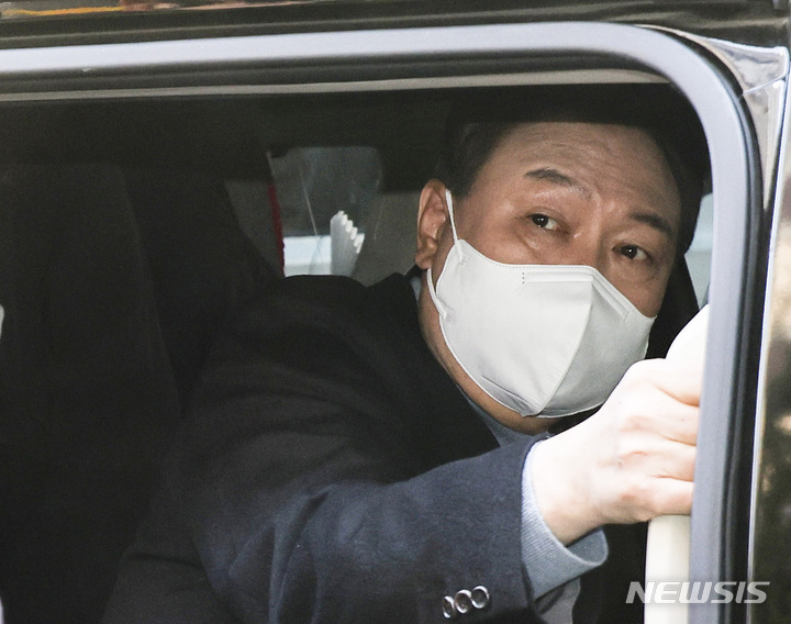 [서울=뉴시스] 최진석 기자 = 윤석열 국민의힘 대선후보가 27일 오후 서울 여의도 당사에서 안철수 국민의당 대선후보와의 단일화 관련 기자회견을 마친 뒤 선거 유세를 위해 차량에 탑승하고 있다. (공동취재사진) 2022.02.27. photo@newsis.com
