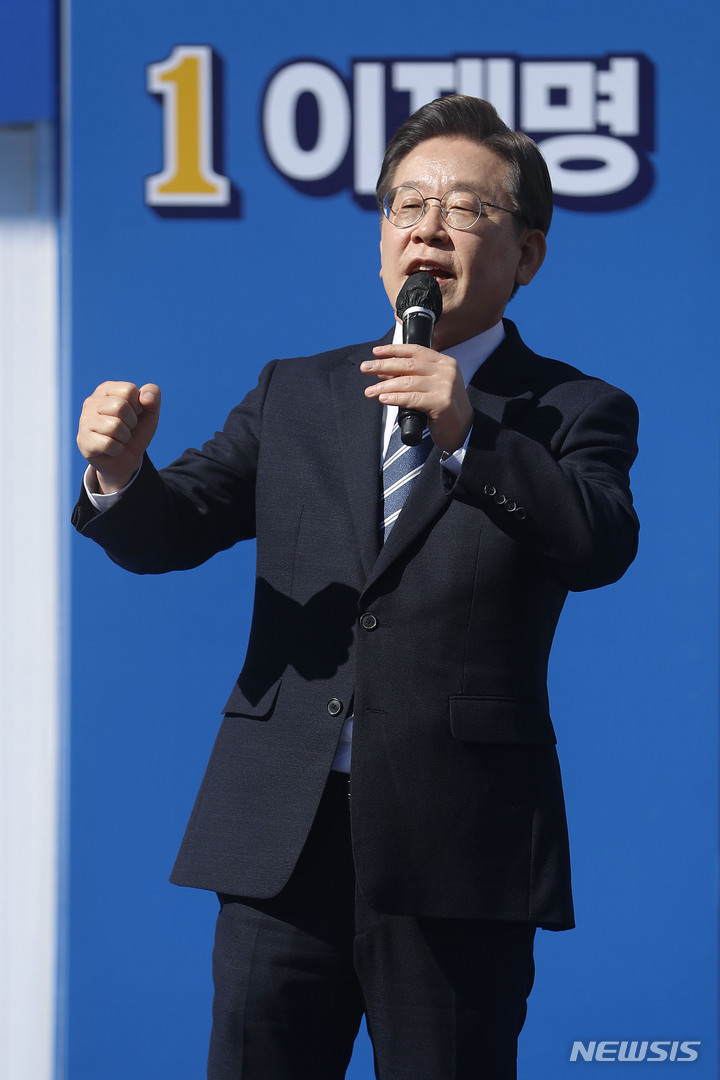 [창원=뉴시스] 최동준 기자 = 이재명 더불어민주당 대선 후보가 27일 경남 창원 상남분수광장에서 유세를 열고 지지를 호소하고 있다. 2022.02.27. photocdj@newsis.com