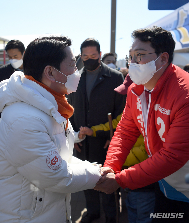 [순천=뉴시스] 류형근 기자 = 안철수 국민의당 대선후보와 천하람 국민의힘 순천갑 당협위원장이 27일 오후 전남 순천시 아랫장에서 만나 악수를 하고 있다. 2022.02.27. hgryu77@newsis.com