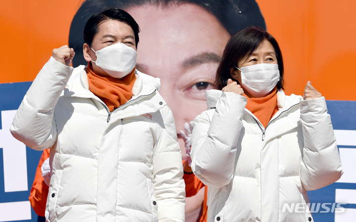 [순천=뉴시스] 류형근 기자 = 안철수 국민의당 대선후보와 아내 김미경 교수가 27일 오후 전남 순천시 아랫장 유세차량에서 지지를 호소하고 있다. 2022.02.27. hgryu77@newsis.com