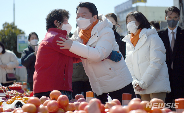 [순천=뉴시스] 류형근 기자 = 안철수 국민의당 대선후보가 27일 오후 전남 순천시 아랫장에서 상인들을 만나며 지지를 호소하고 있다. 2022.02.27. hgryu77@newsis.com