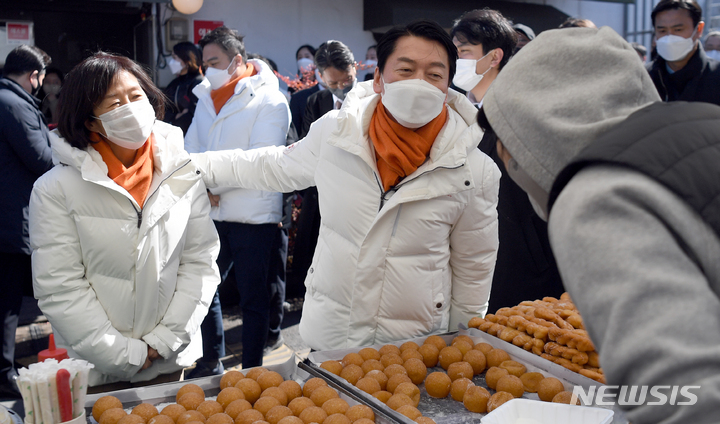 [순천=뉴시스] 류형근 기자 = 안철수 국민의당 대선후보가 27일 오후 전남 순천시 아랫장에서 상인들을 만나며 지지를 호소하고 있다. 2022.02.27. hgryu77@newsis.com