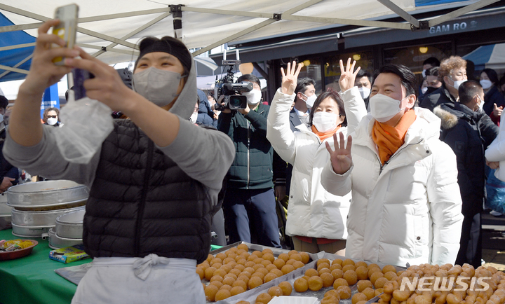 [순천=뉴시스] 류형근 기자 = 안철수 국민의당 대선후보가 27일 오후 전남 순천시 아랫장에서 상인들을 만나며 지지를 호소하고 있다. 2022.02.27. hgryu77@newsis.com