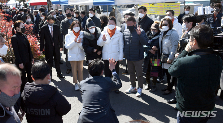 [순천=뉴시스] 류형근 기자 = 안철수 국민의당 대선후보가 27일 오후 전남 순천시 아랫장에서 상인들을 만나며 지지를 호소하고 있다. 2022.02.27. hgryu77@newsis.com