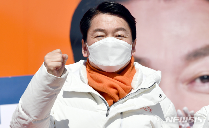[순천=뉴시스] 류형근 기자 = 안철수 국민의당 대선후보가 27일 오후 전남 순천시 아랫장 유세차량에서 지지를 호소하고 있다. 2022.02.27. hgryu77@newsis.com