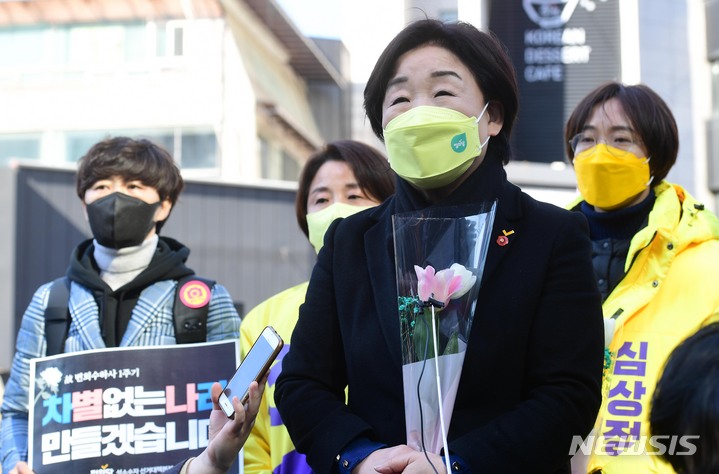 [서울=뉴시스] 최진석 기자 = 심상정 정의당 후보가 27일 서울 서대문구 신촌 유플렉스 앞 광장에서 열린 변희수 하사 1주기 추모제에서 기자들의 질문에 답변하고 있다. (공동취재사진) 2022.02.27. photo@newsis.com