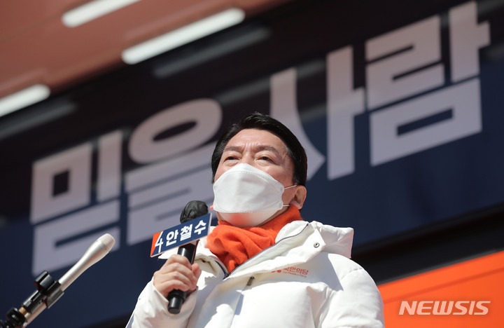 [순천=뉴시스] 전신 기자 = 안철수 국민의당 대선 후보가 27일 오후 전남 순천 아랫장에서 시민들을 향해 지지를 호소하고 있다. 2022.02.27. photo1006@newsis.com