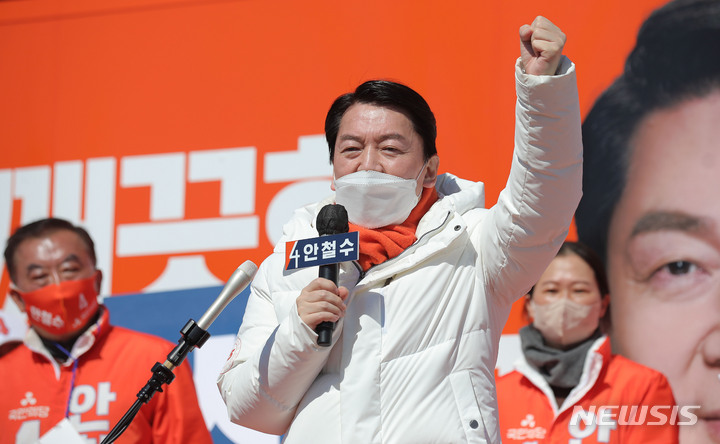 [순천=뉴시스] 전신 기자 = 안철수 국민의당 대선 후보가 27일 오후 전남 순천 아랫장에서 시민들을 향해 지지를 호소하고 있다. 2022.02.27. photo1006@newsis.com