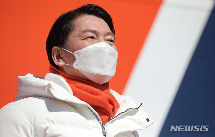 [순천=뉴시스] 전신 기자 = 안철수 국민의당 대선 후보가 27일 오후 전남 순천 아랫장에서 시민들을 향해 지지를 호소하고 있다. 2022.02.27. photo1006@newsis.com